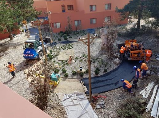 Chantier avec plusieurs professionnels qui font de la voirie.