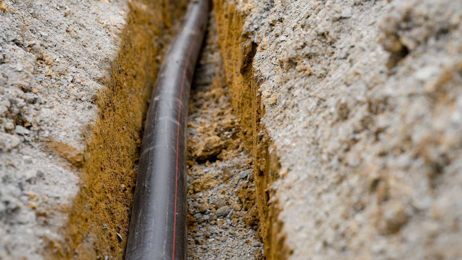 Tuyau noir dans le sol.