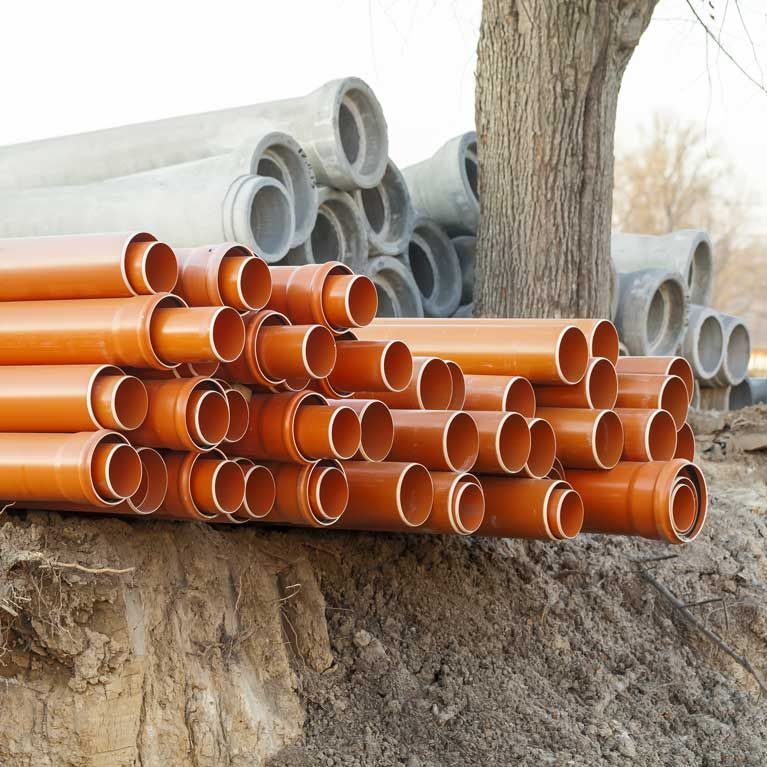 Plusieurs tuyaux empilés.