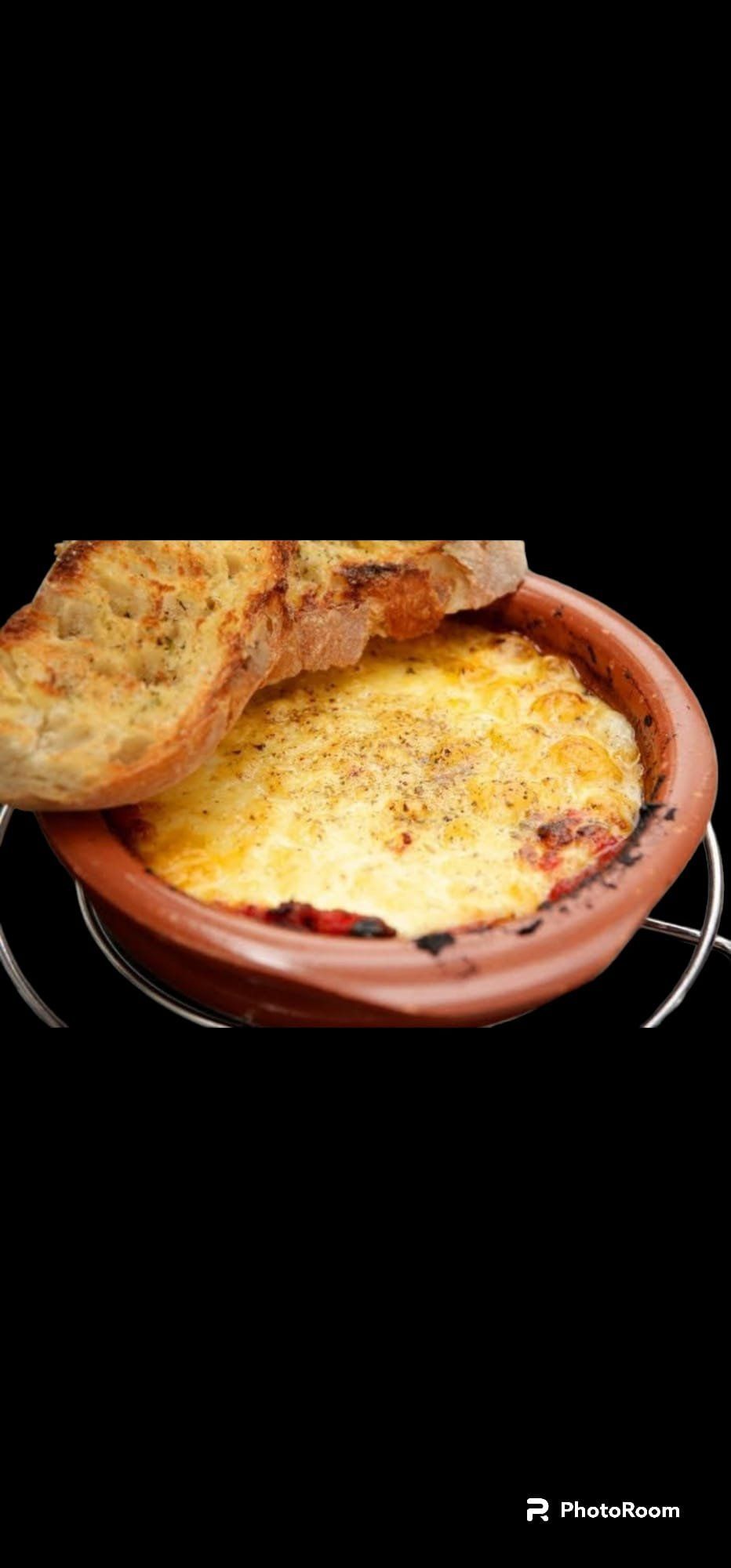 Camarones cocidos en un plato, sazonados con hierbas. Colores naranja y verde.