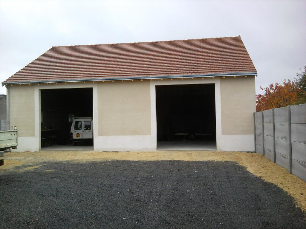 Construction de garage avec parpaings et enduit ton pierre
