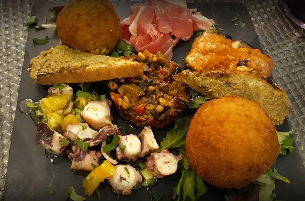 Une planche de restaurant avec des produits frais italiens