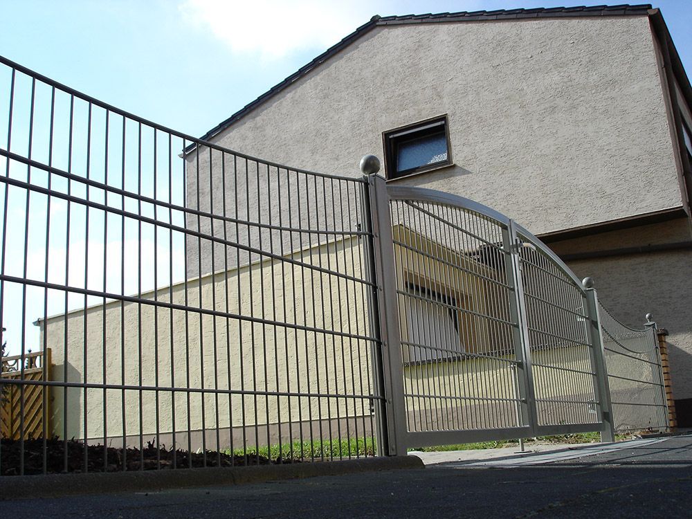 Ein Haus mit einem Zaun davor