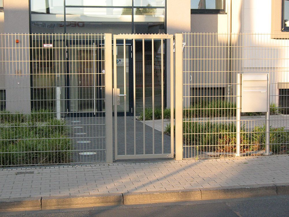 Ein Zaun mit einem Tor, auf dem die Nummer 7 steht