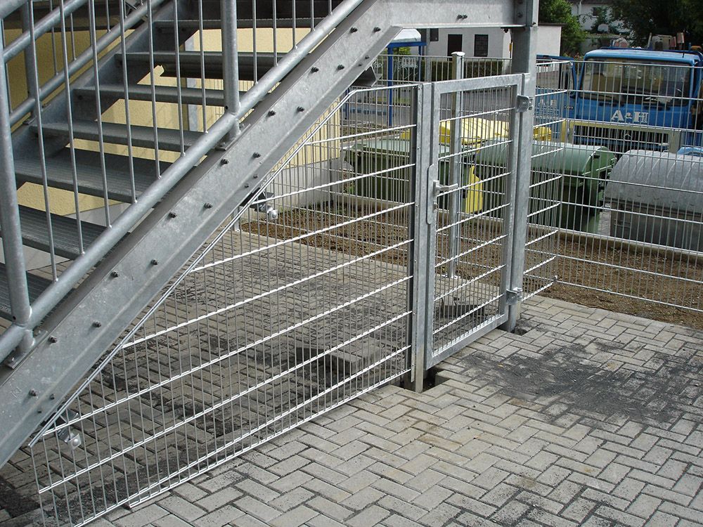 Ein Metallzaun umgibt eine Treppe