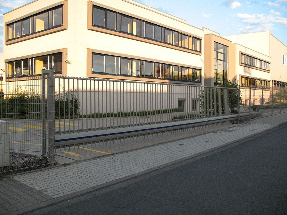 Ein großes Gebäude mit einem Zaun davor