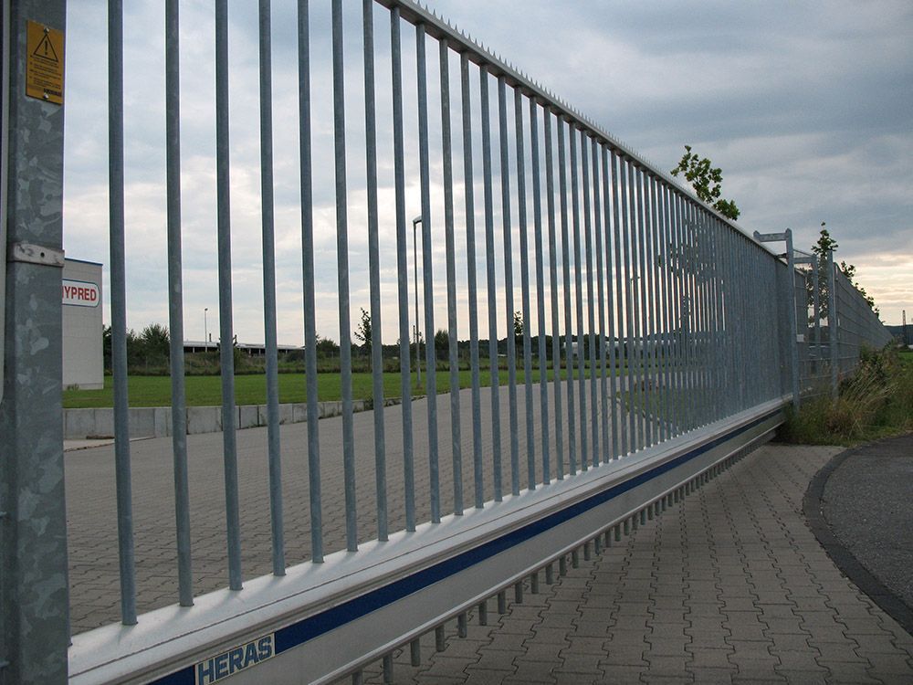 Ein Zaun mit dem Wort Heras darauf