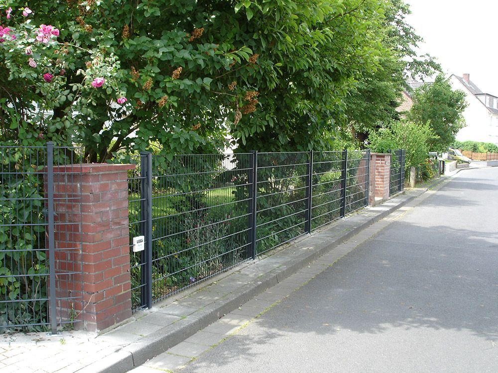Ein Zaun am Straßenrand trägt die Nummer 4
