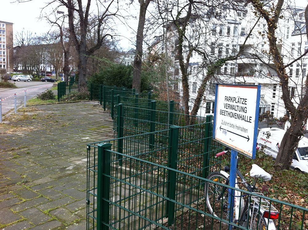 Ein Zaun mit einem Schild darauf, auf dem