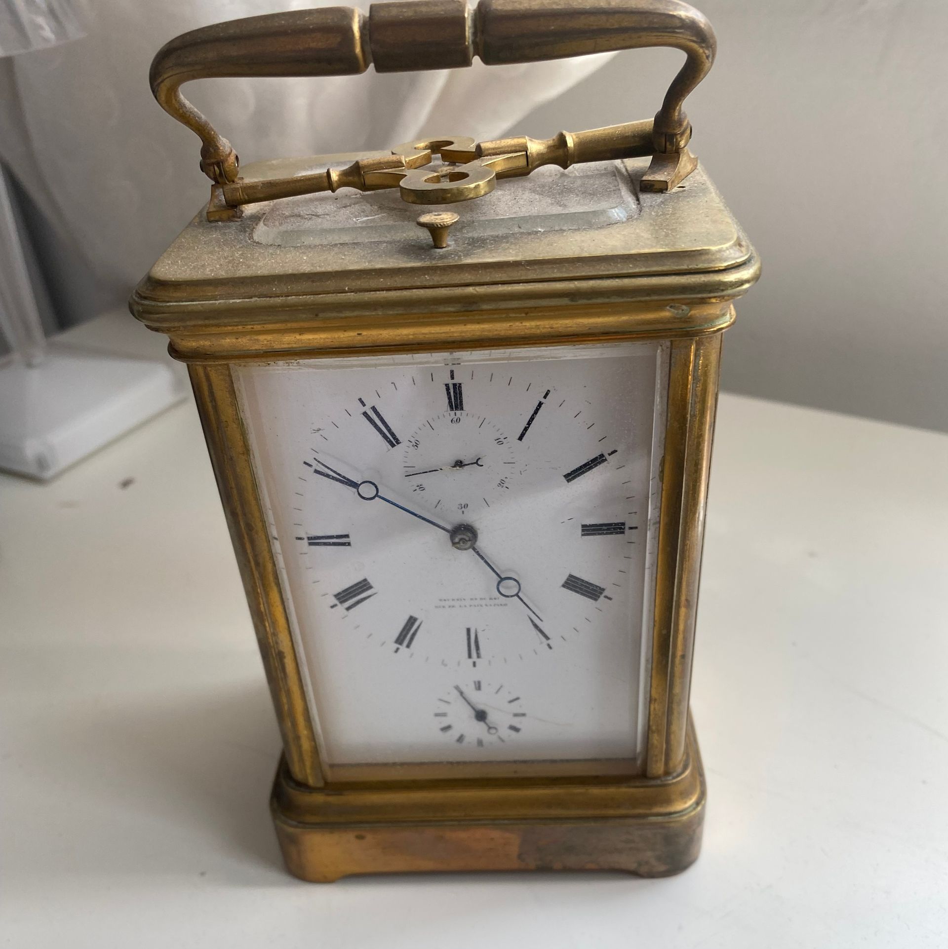 Horloge en métal doré