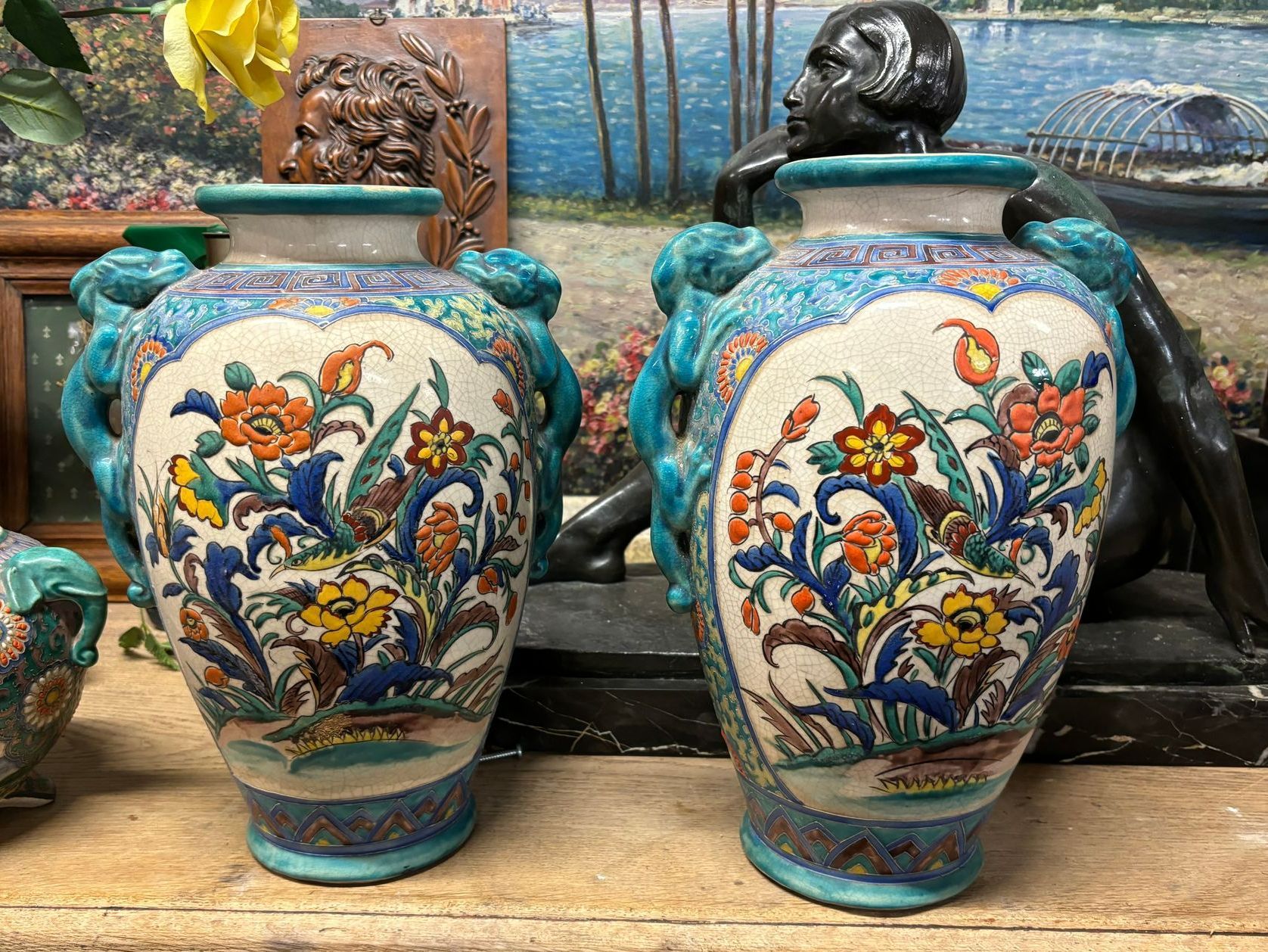 Deux vases à motifs floraux