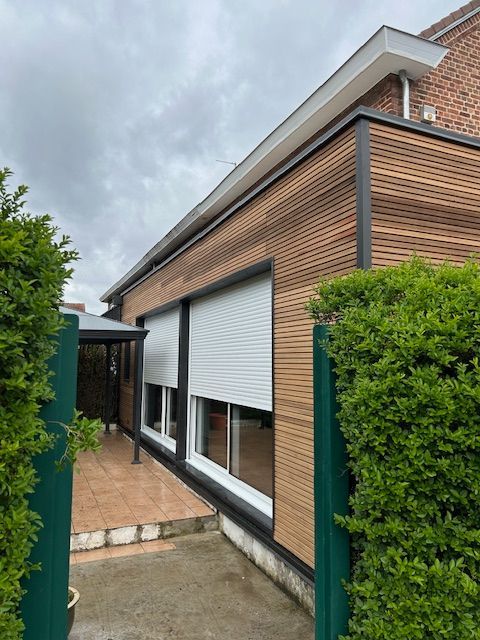 Une maison avec bardage