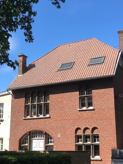 Une maison avec fenêtres de toit