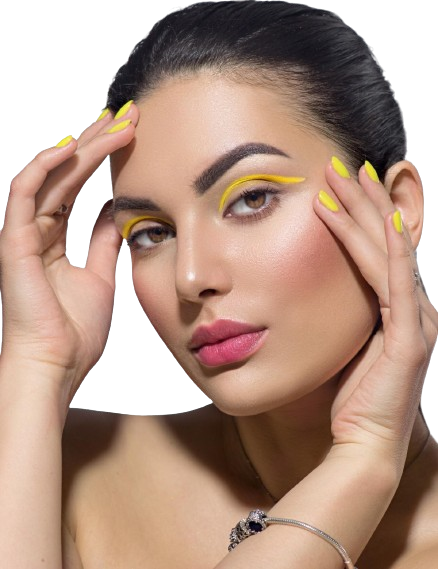 Una mujer con sombra de ojos amarilla y uñas amarillas se toca la cara.