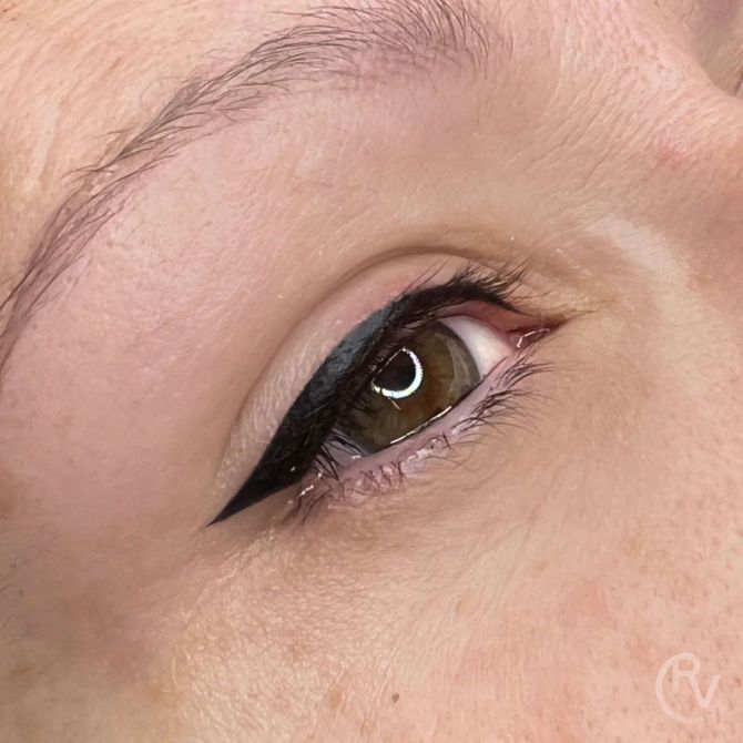 Un primer plano del ojo de una mujer con un delineador negro.