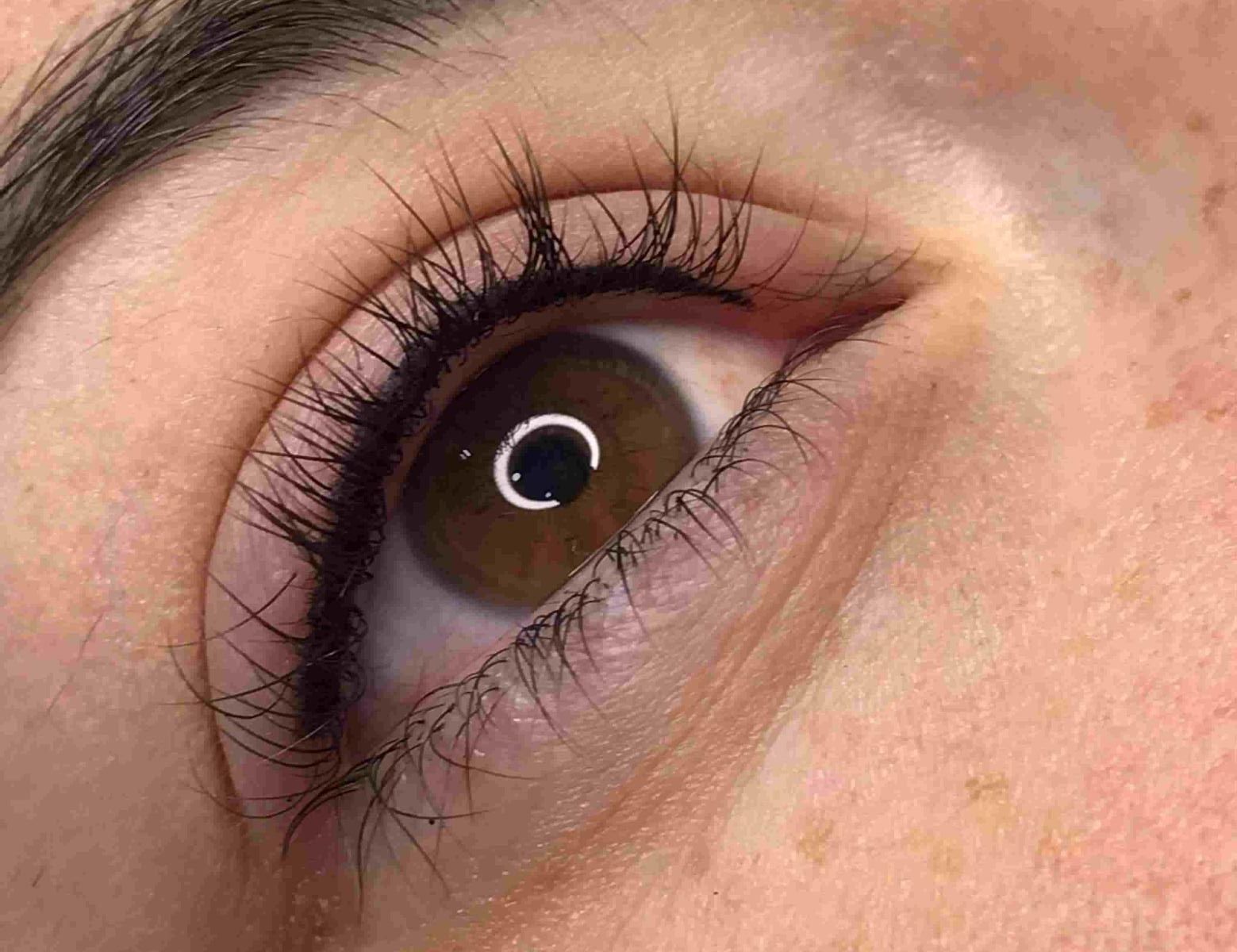 Un primer plano del ojo de una mujer con pestañas largas.