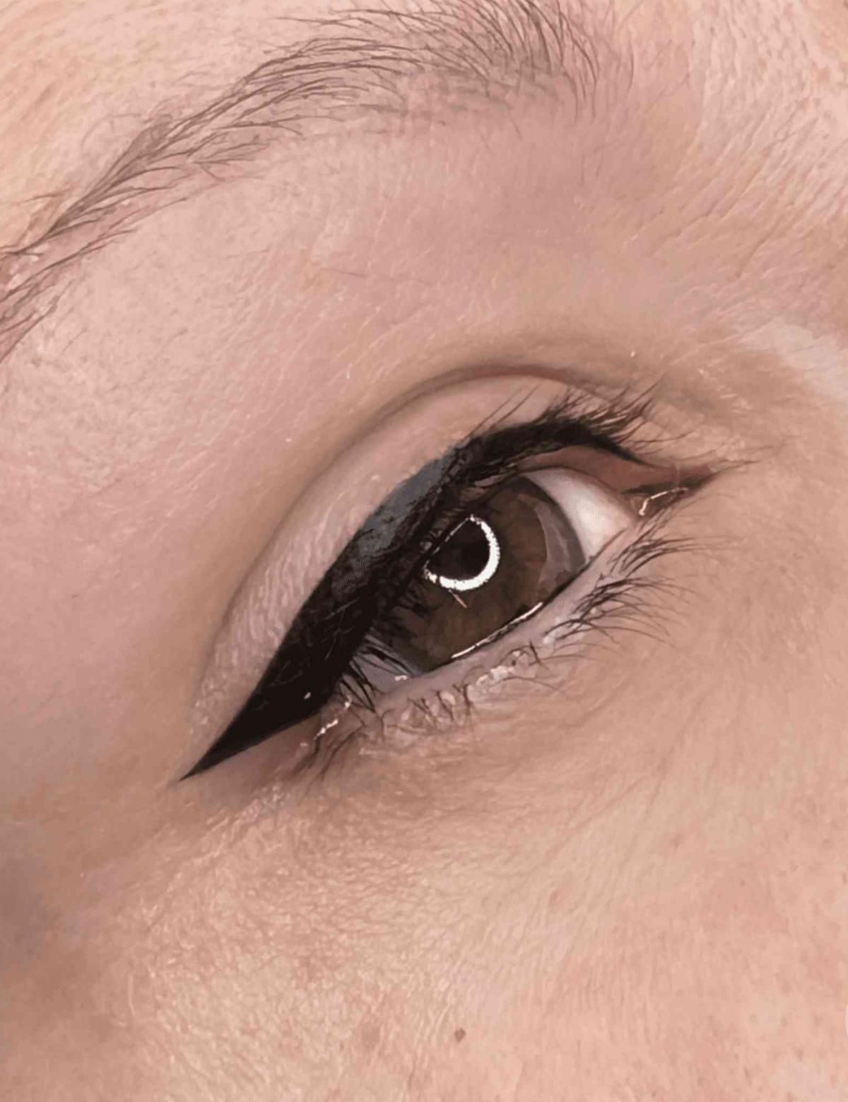 Un primer plano del ojo de una mujer con delineador de ojos.