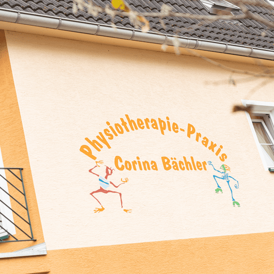 Praxislogo an der Hauswand