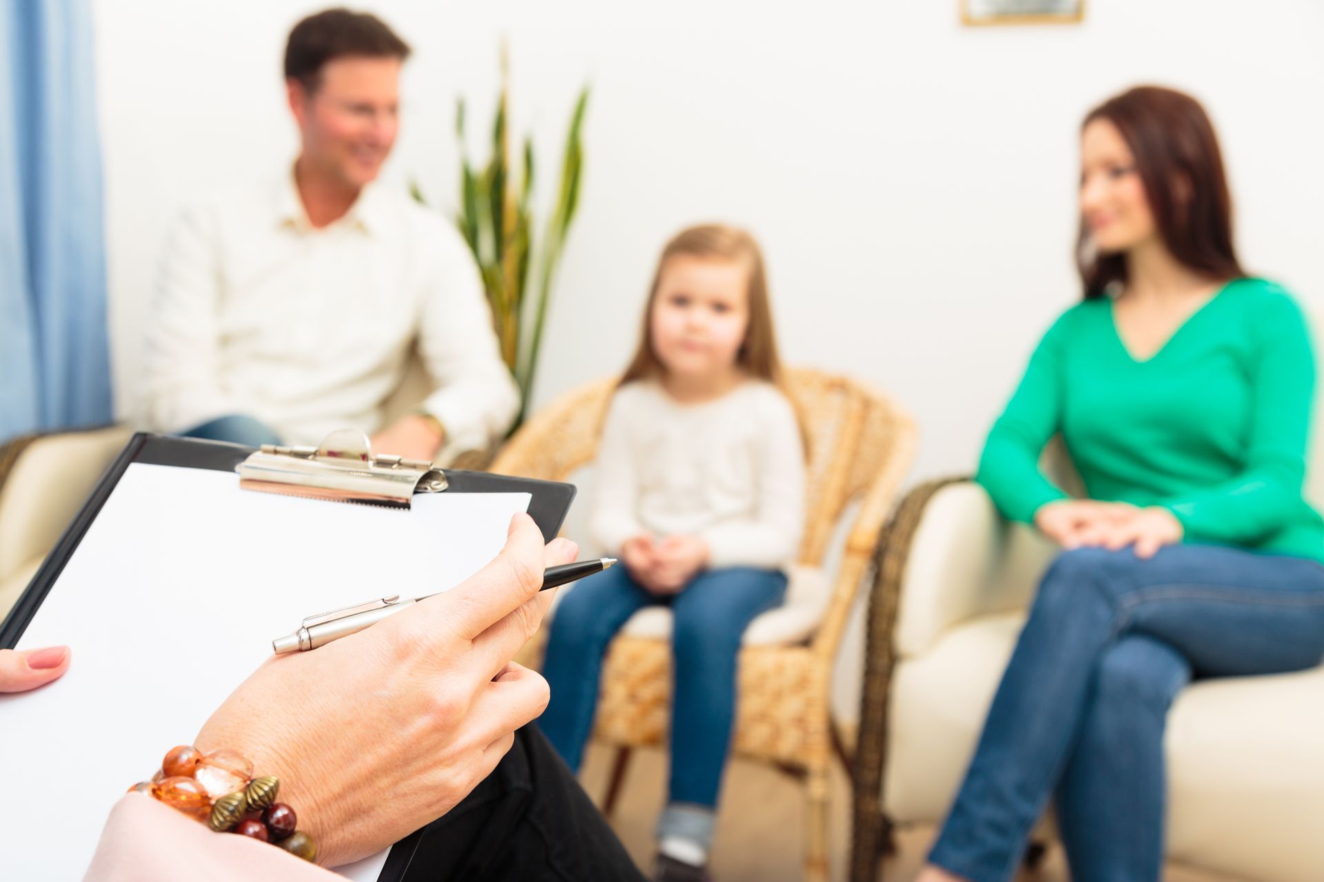 Enfant et parents en séance de psychothérapie