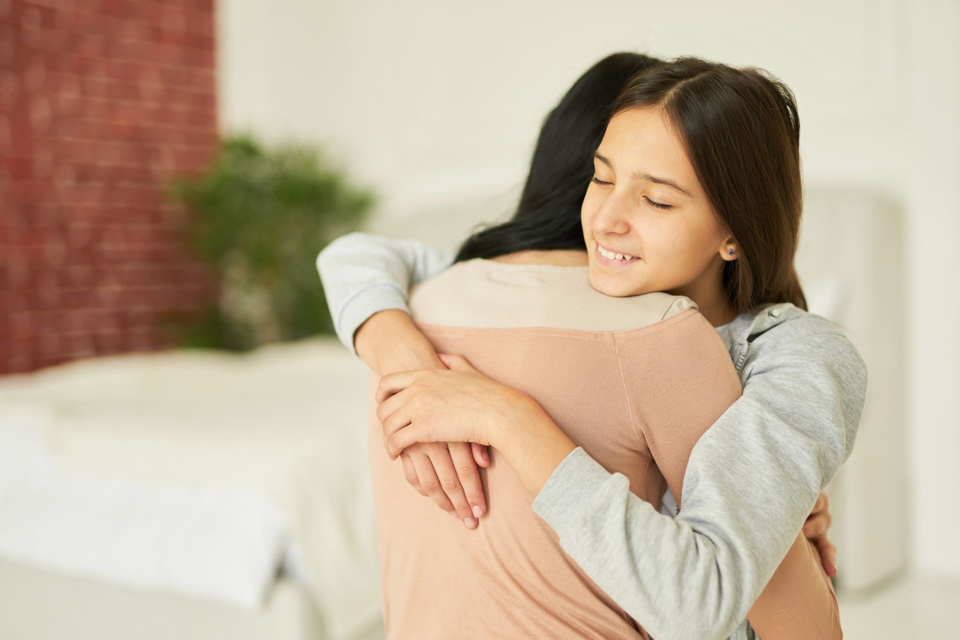 Adolescente enlaçant sa mère