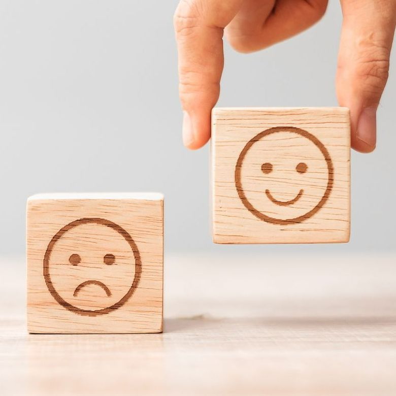 Symbles d'émotion sur des cubes en bois