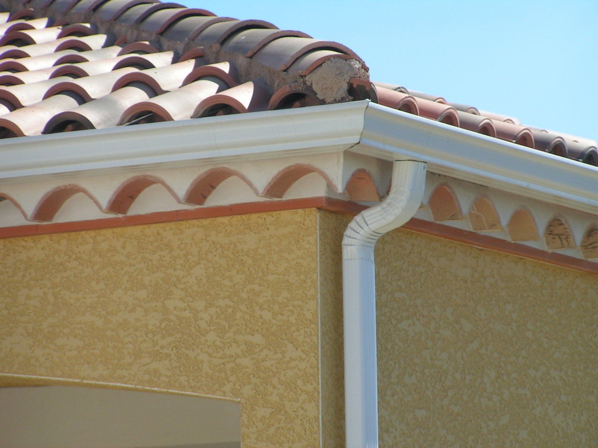 Gouttières en aluminium blanc