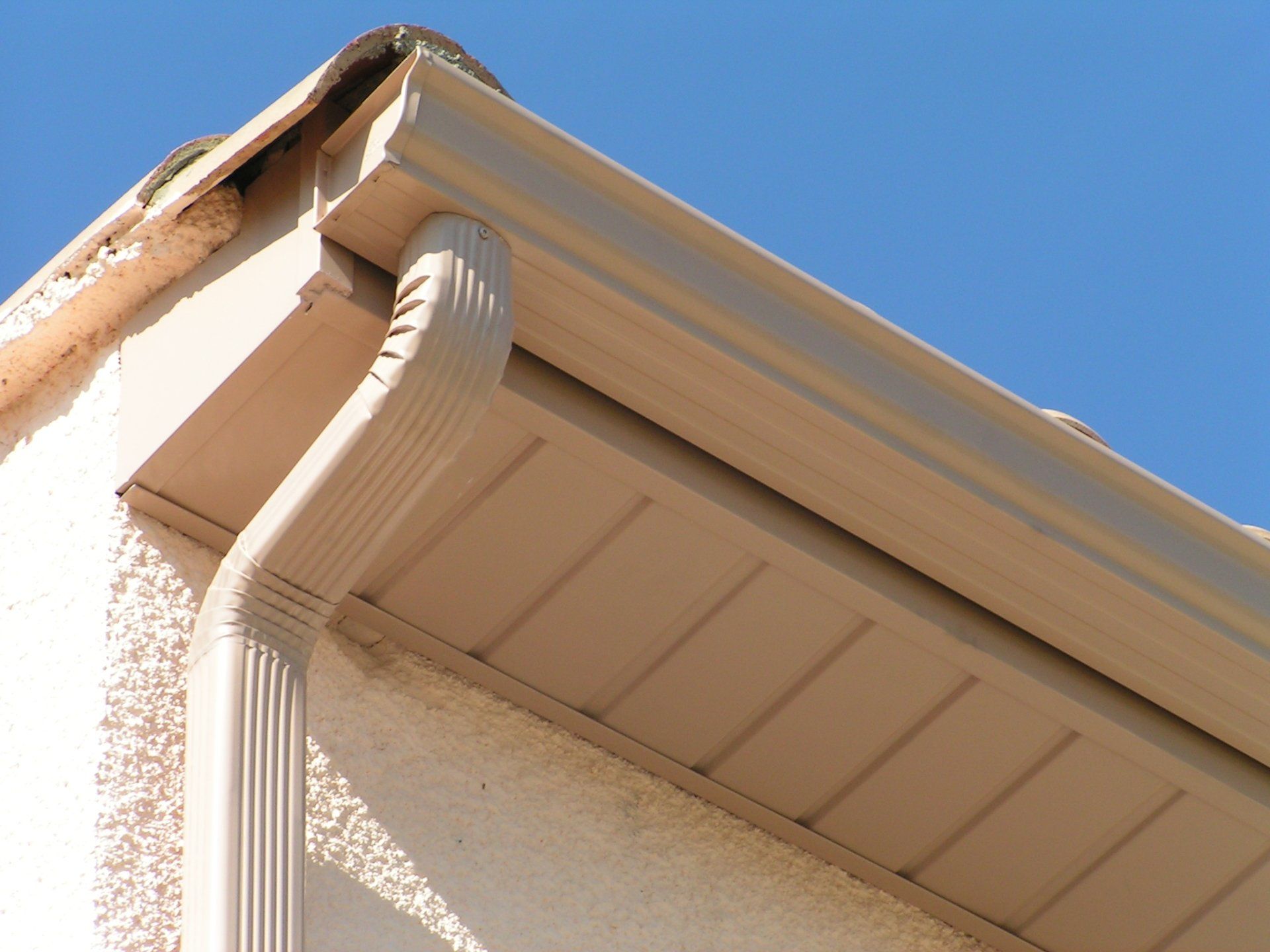 Gouttières et lambris sous toiture à Béziers