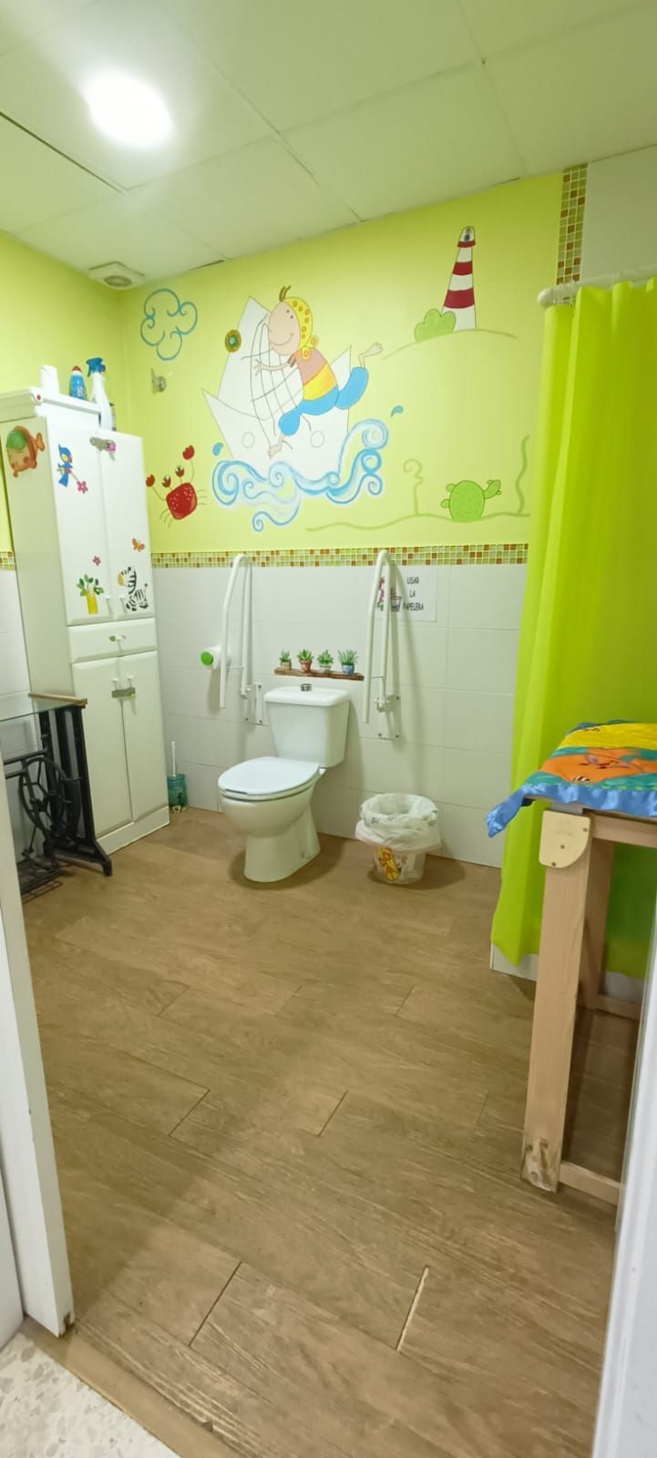 Un baño con inodoro, lavabo y ducha.