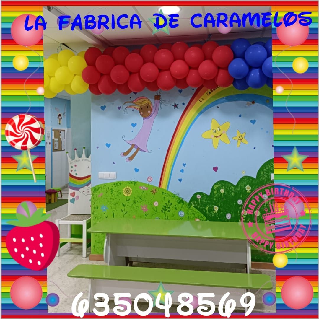 Una foto de una habitación con globos y un cartel que dice la fabrica de caramelos.