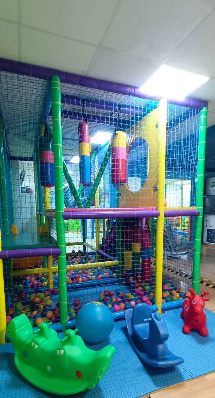 Hay muchos juguetes en el patio de recreo.