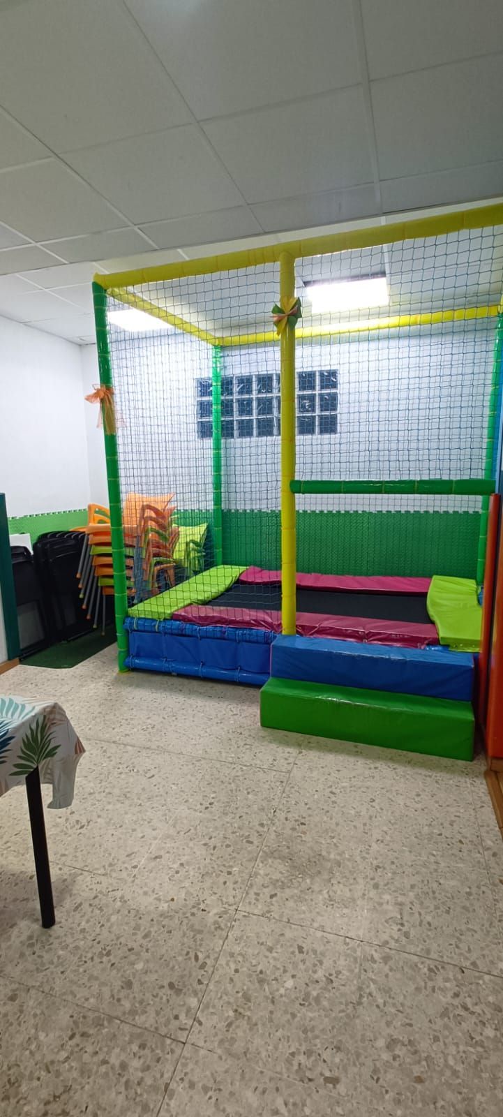 Hay un trampolín en el medio de la habitación.