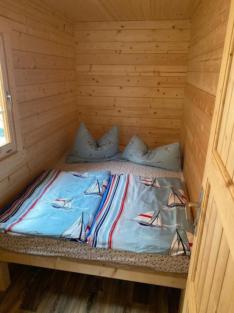 Bungalowfloß D10 Komfort | Schlafzimmer