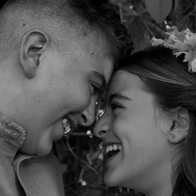 Un hombre y una mujer se miran en una fotografía en blanco y negro.