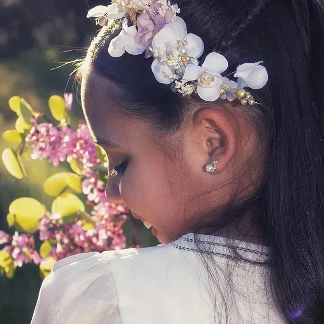 Una niña con una corona de flores en la cabeza