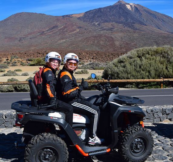 viajeros montado en quad en tenerife