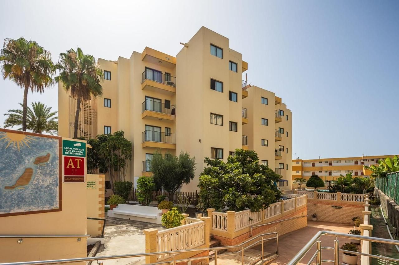 Un gran edificio con un cartel que dice a1.