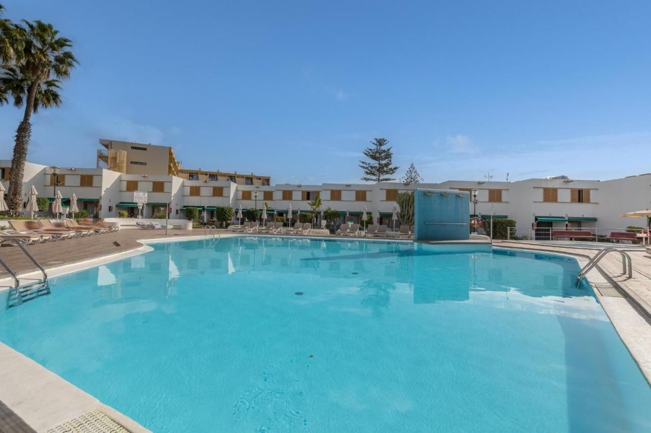 Hay una gran piscina en medio de un complejo.