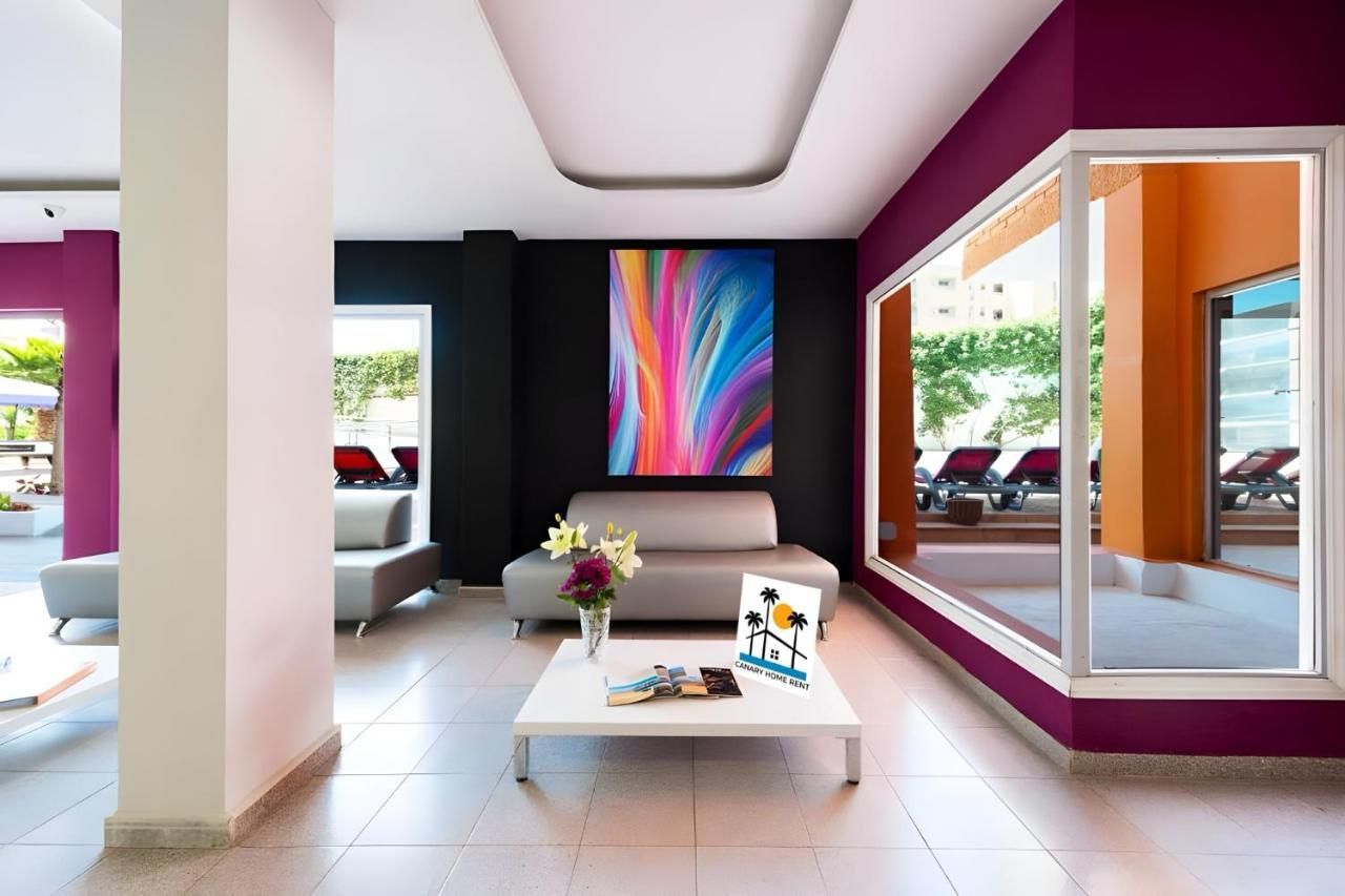 Una sala de estar con un sofá y una mesa de café.