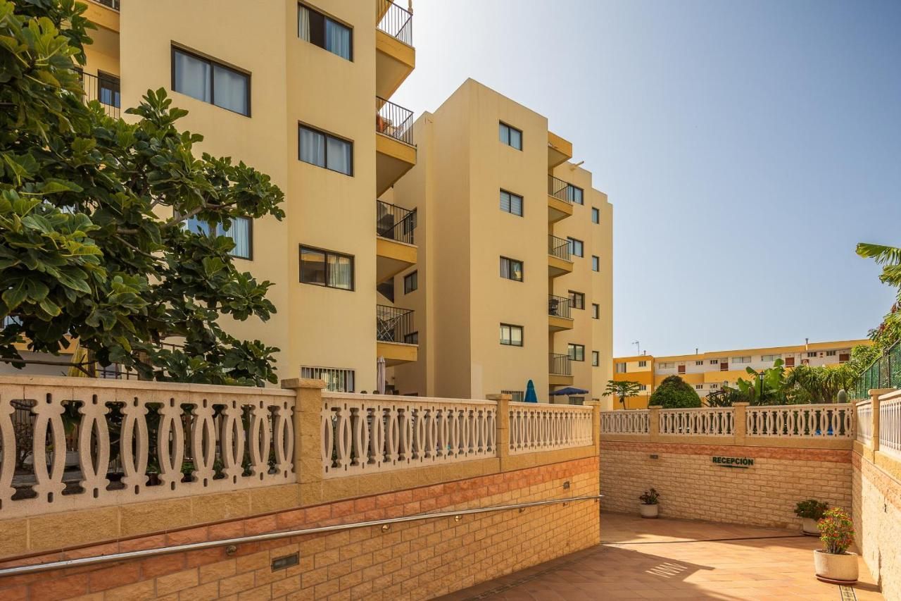 Un edificio grande con una valla delante.