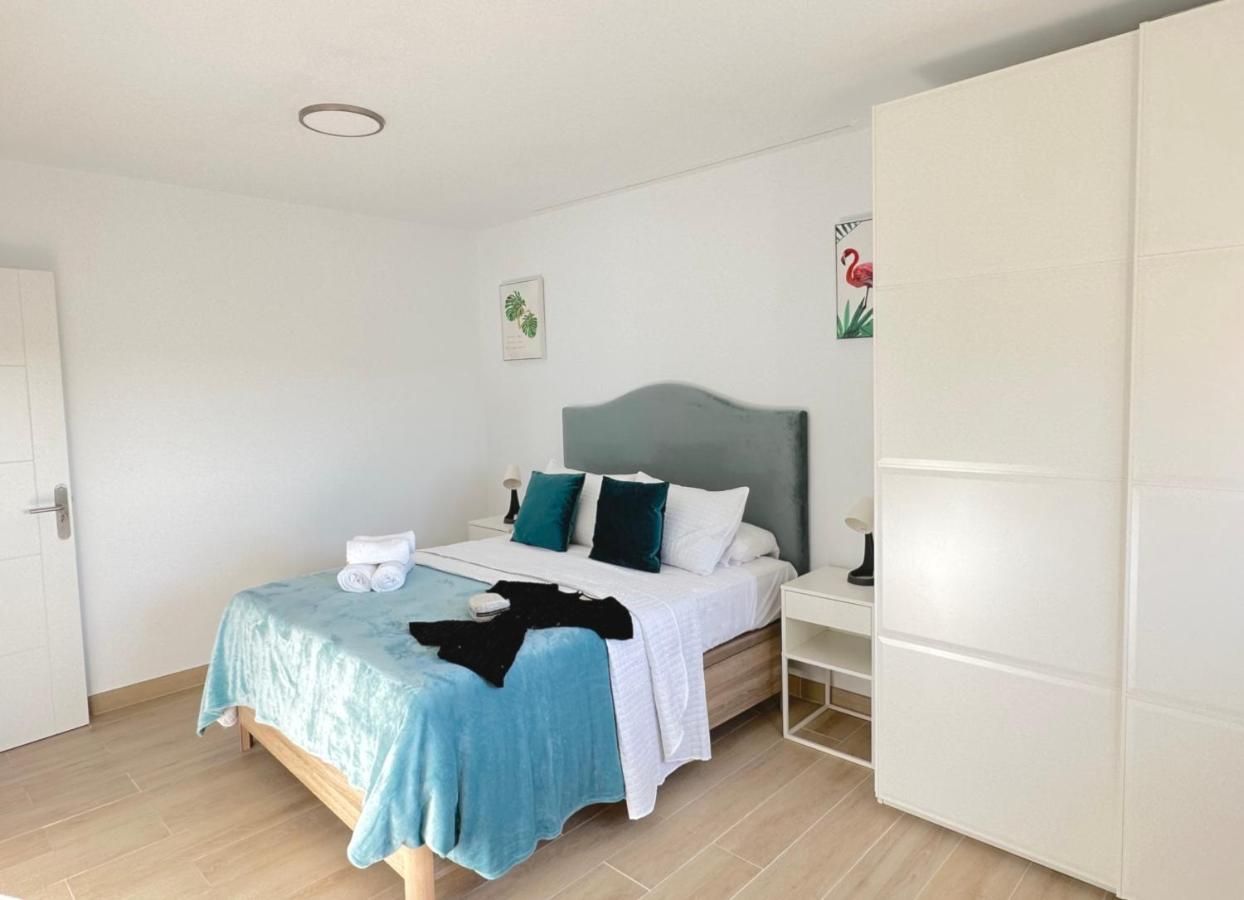 Un dormitorio con una cama king size y un armario corredizo.