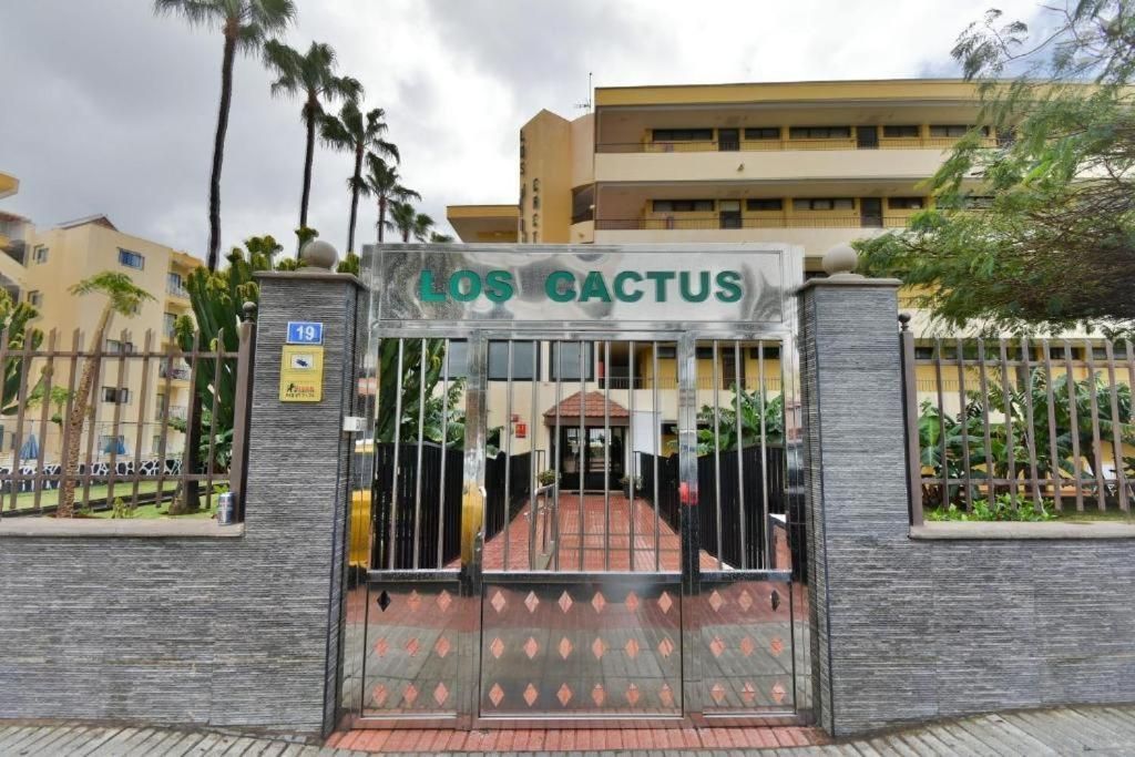 Un edificio con un cartel que dice los cactus.