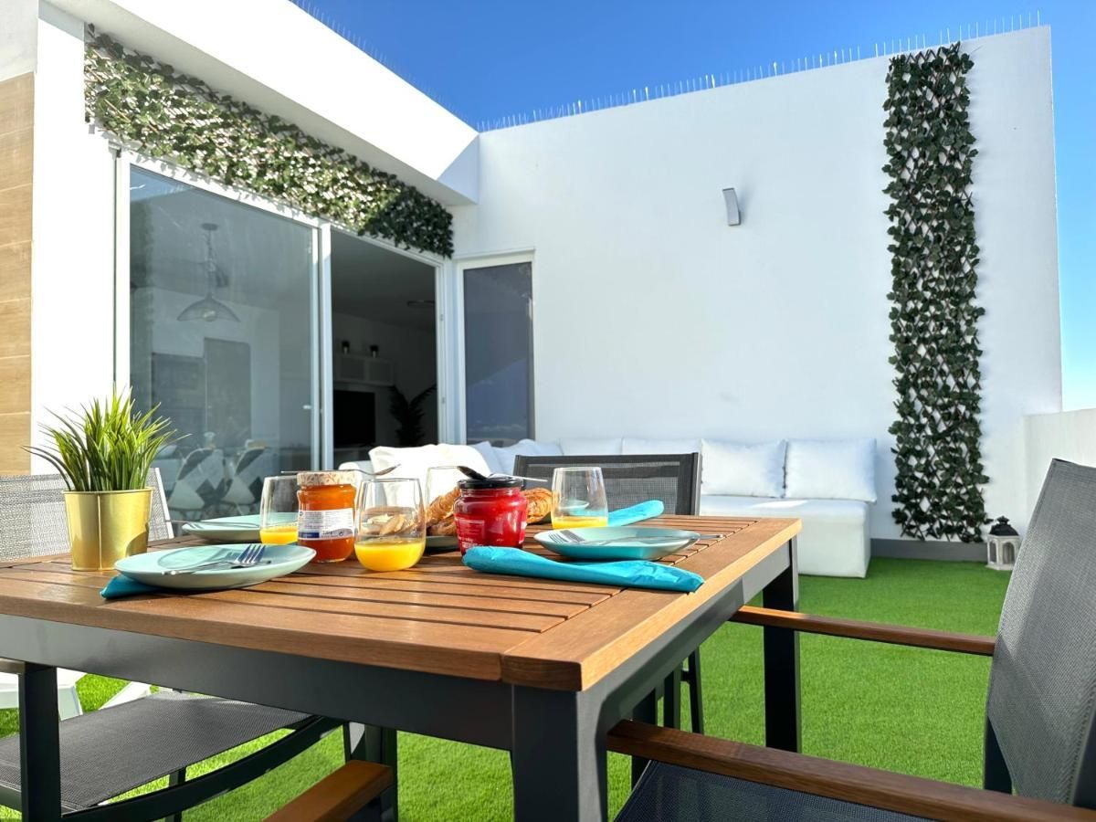 Una mesa con platos y vasos de jugo de naranja encima.