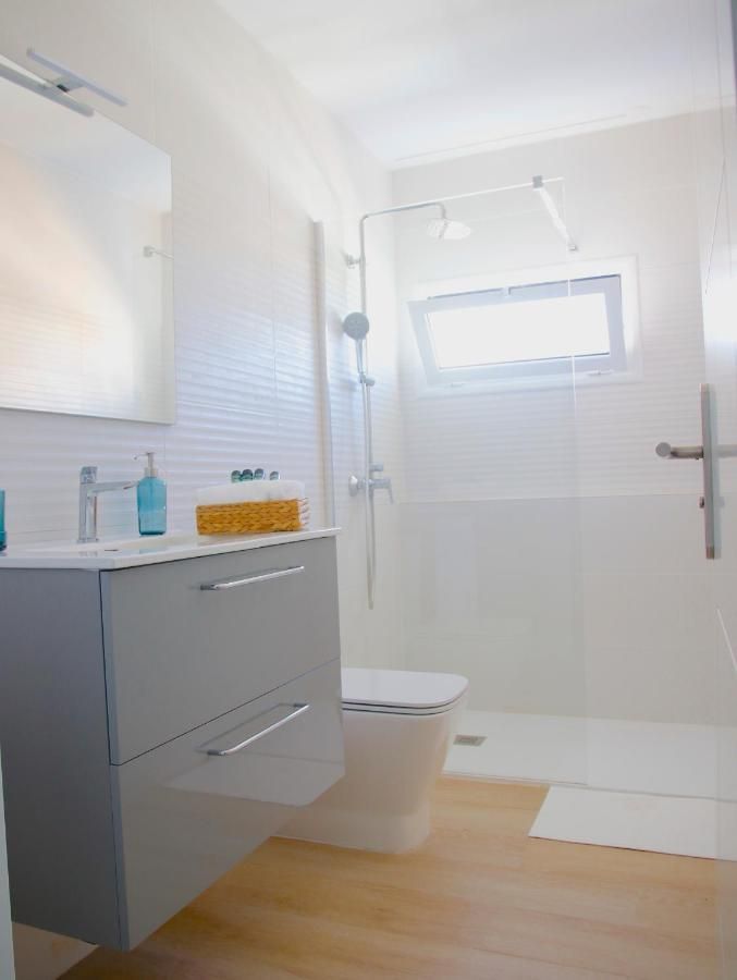 Un baño con inodoro, lavabo y espejo.