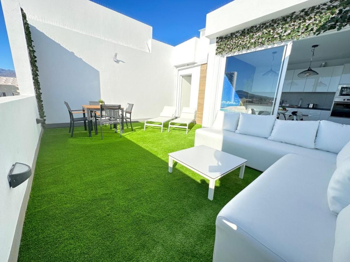 Una sala de estar con sofá, mesa y sillas.