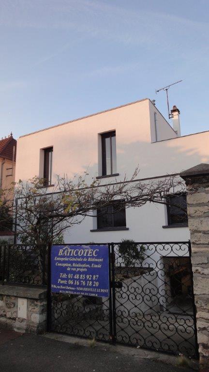 Ravalement d’une maison moderne avec finitions enduites blanches