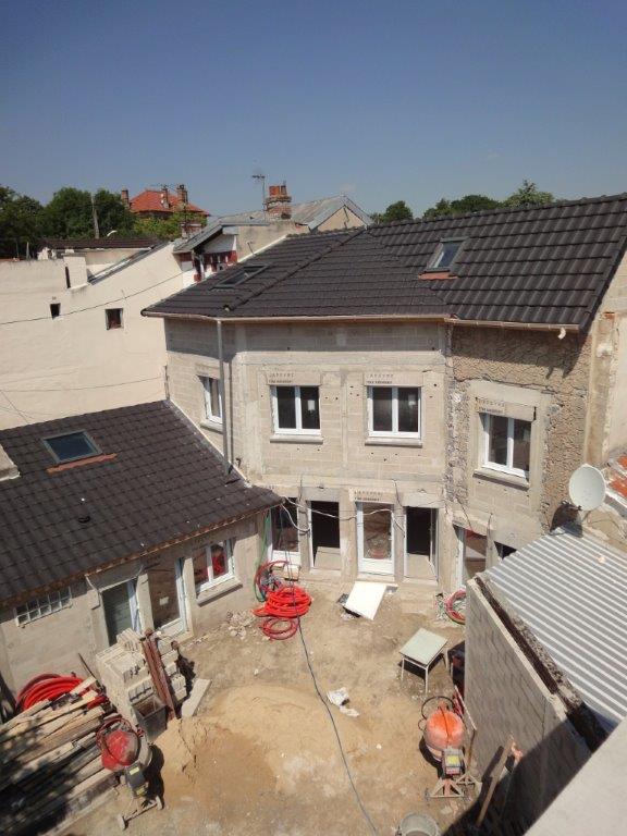 Travaux de ravalement en cours sur un pavillon en cours de construction