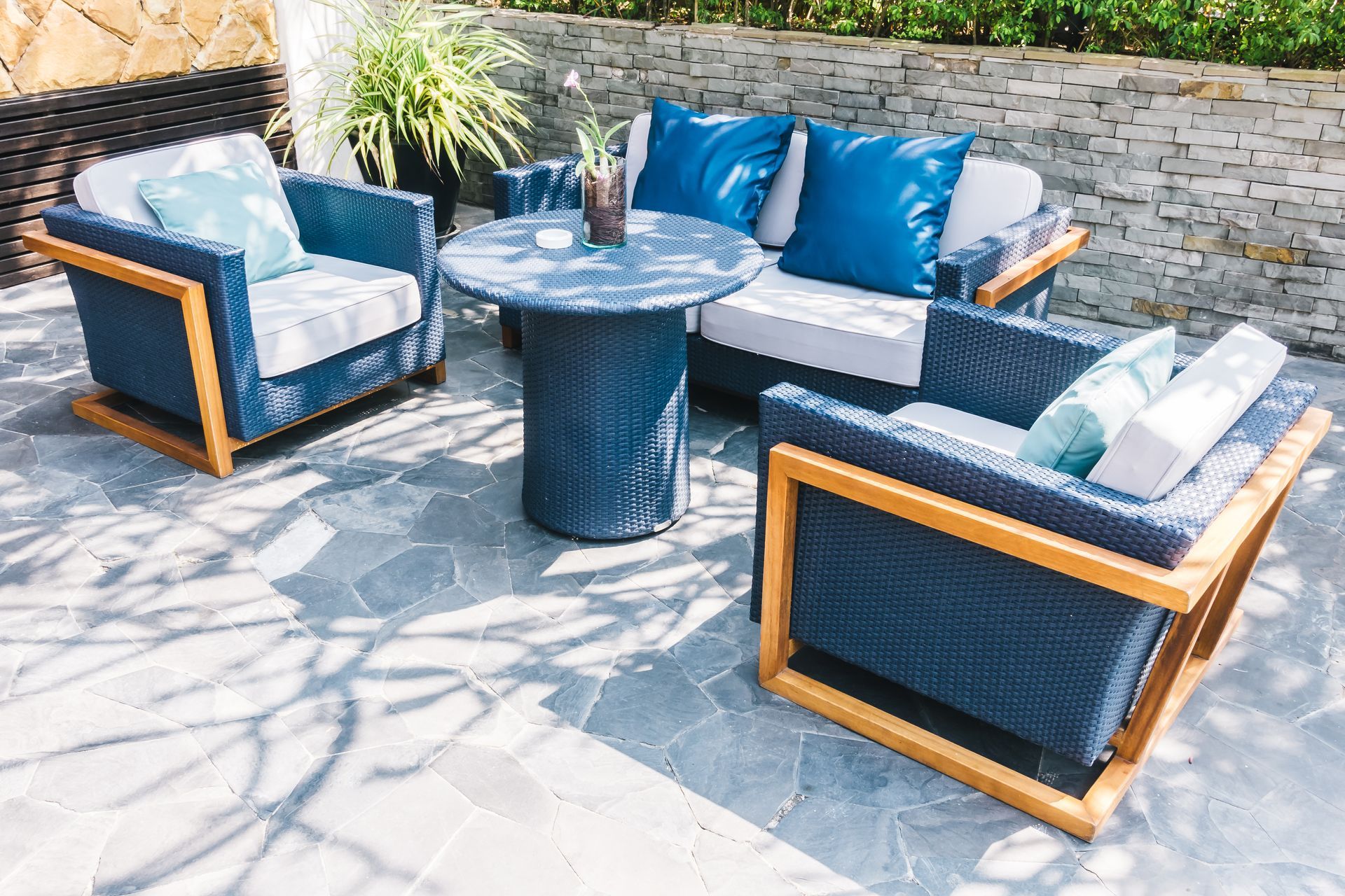 Salon de jardin sur une terrasse en pierre naturelle