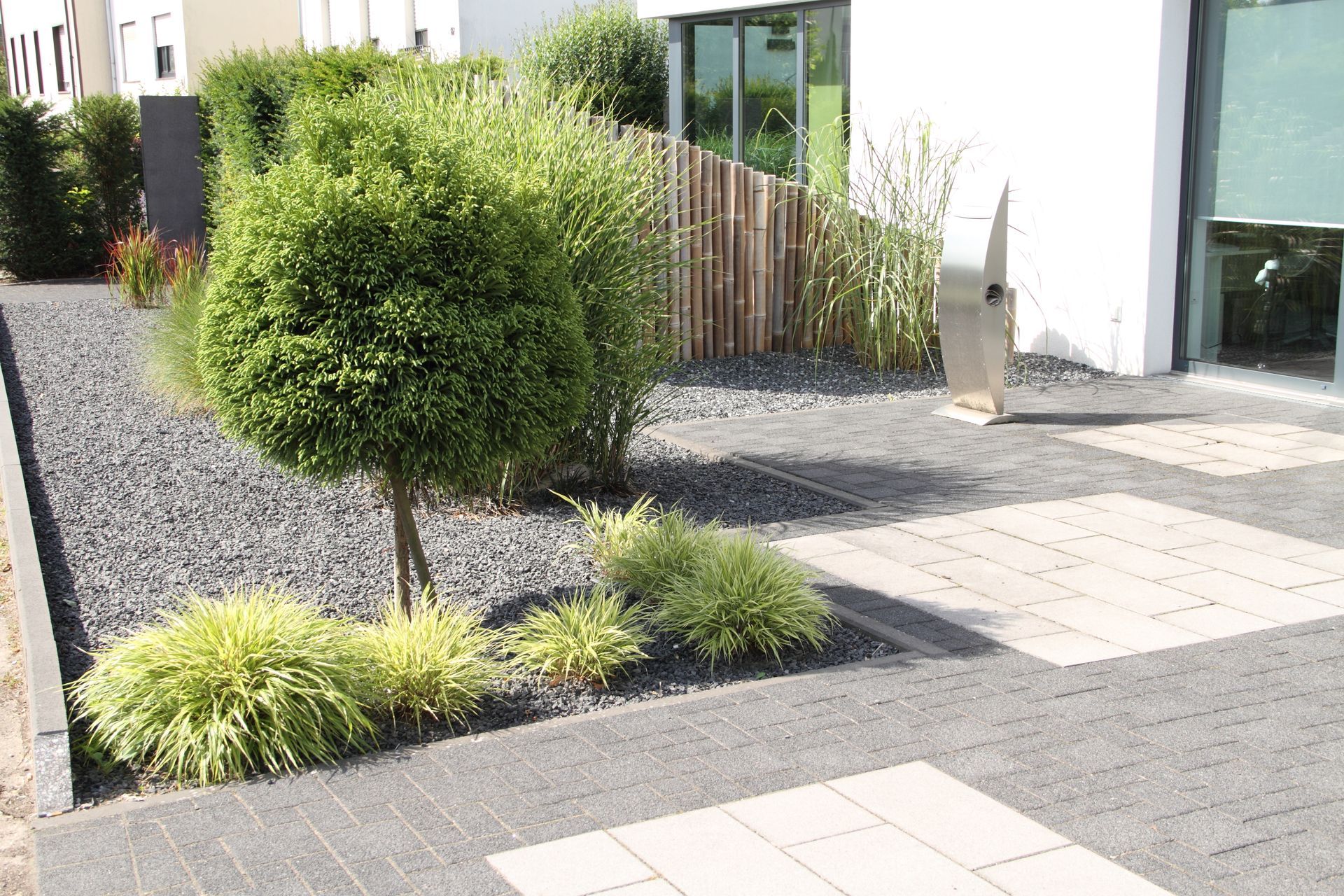 Terrasse en pierre naturelle autour d'une maison