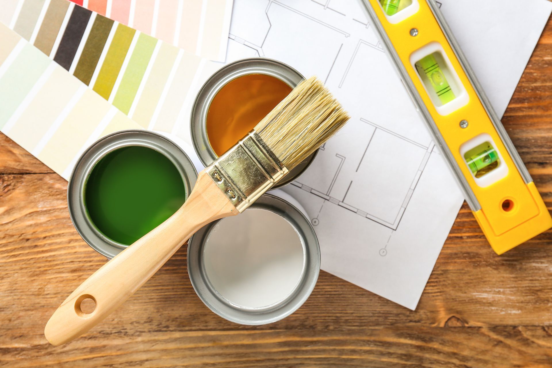 Pots de peinture, pinceau et nuancier de couleurs