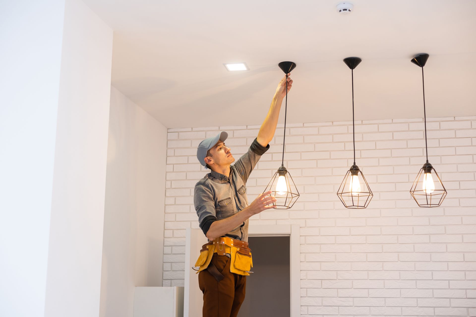 Installation de luminaires au plafond